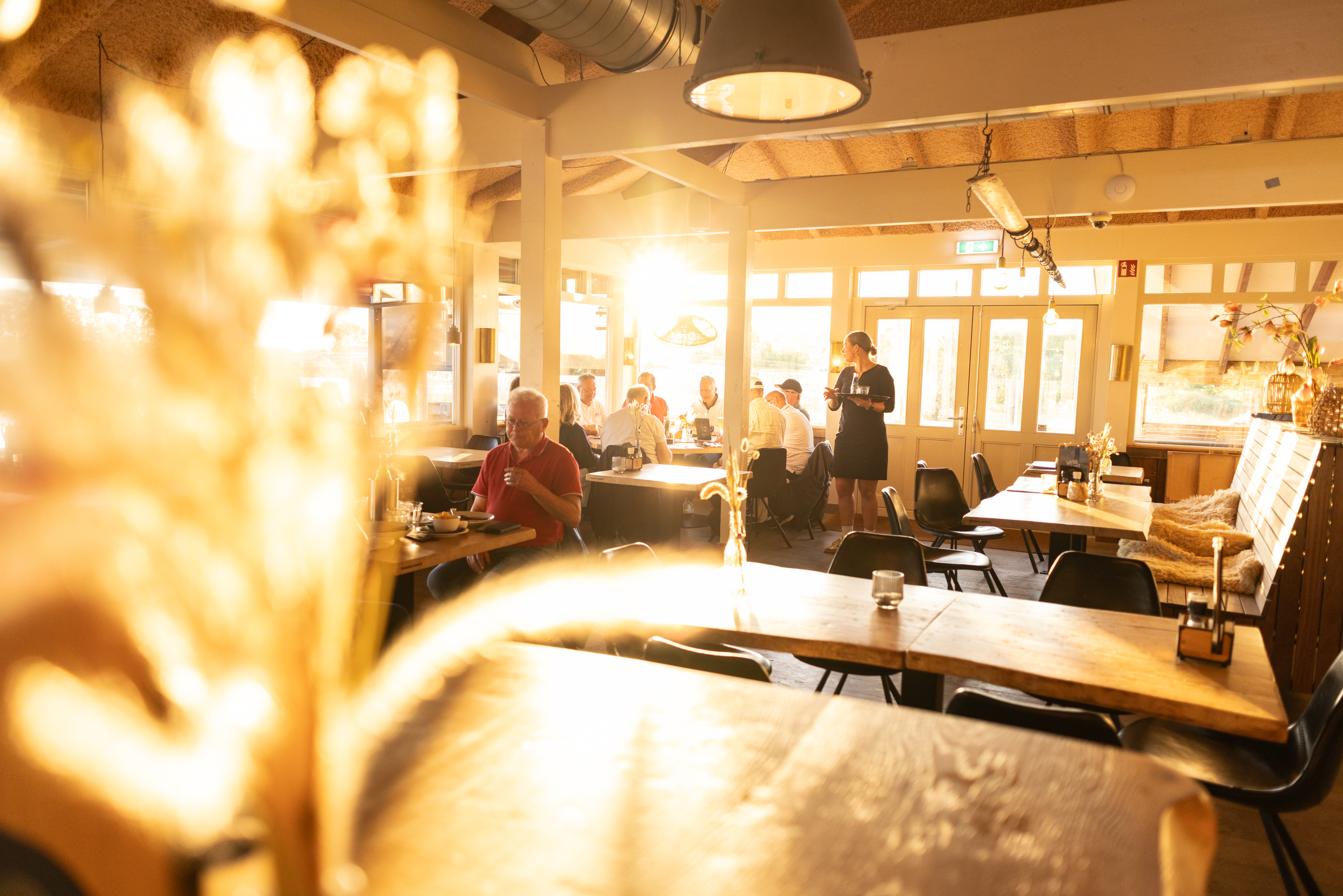 Informeel samenzijn na een afscheid bij Paviljoen Salt